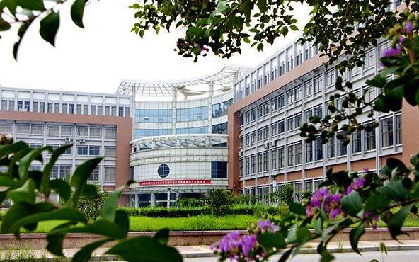山东化工技师学院 图2